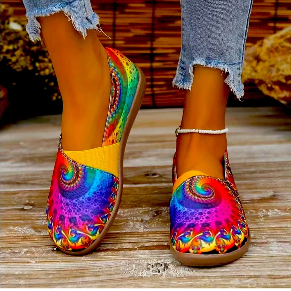 Multicolor lightweight loafers. Size 39 or 8.5….